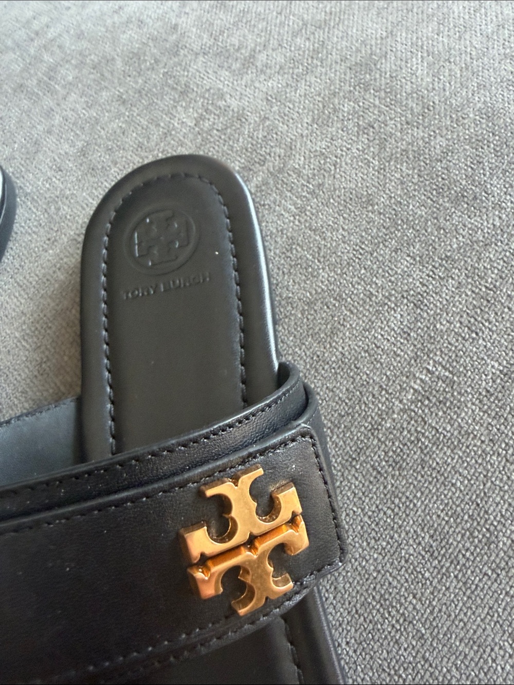 Tory Burch Black Leather Thong Sandals with Gold Logo - Picture 4 of 4